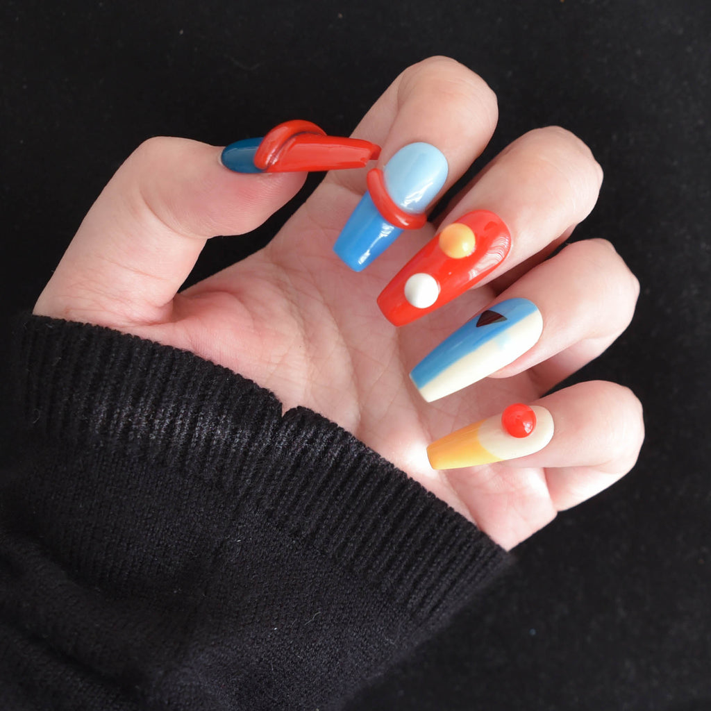 Faux ongles carrés faits main Nailsynth – Style dessin animé 3D ludique avec motifs abstraits audacieux. Lot de 10 faux ongles avec adhésif à ongles gratuit, bâton de manucure et lime à ongles inclus.