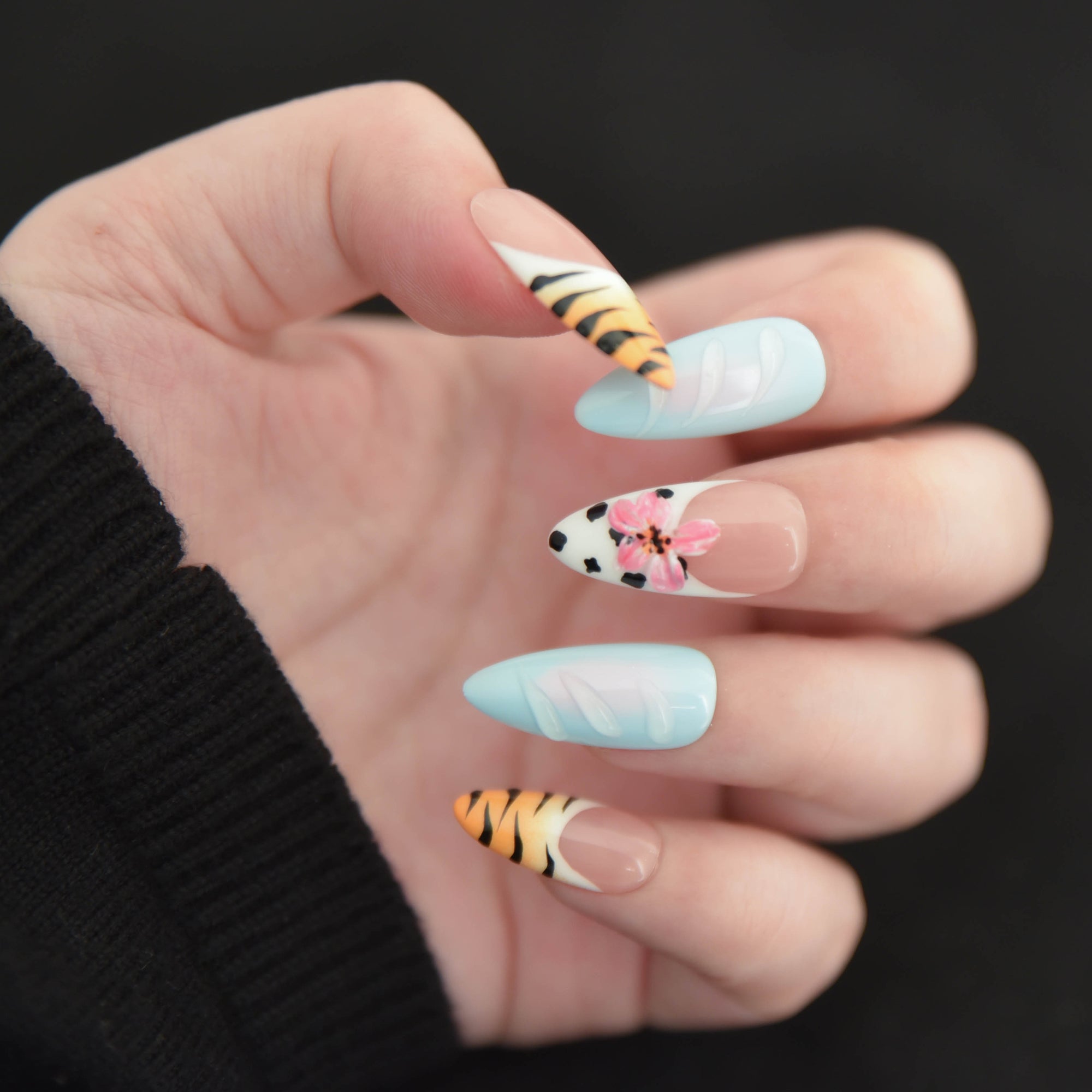 Faux ongles en amande faits main Nailsynth – Bleu pastel, imprimé floral et tigre, lot de 10 pièces avec colle à ongles, bâton de manucure et lime à ongles inclus