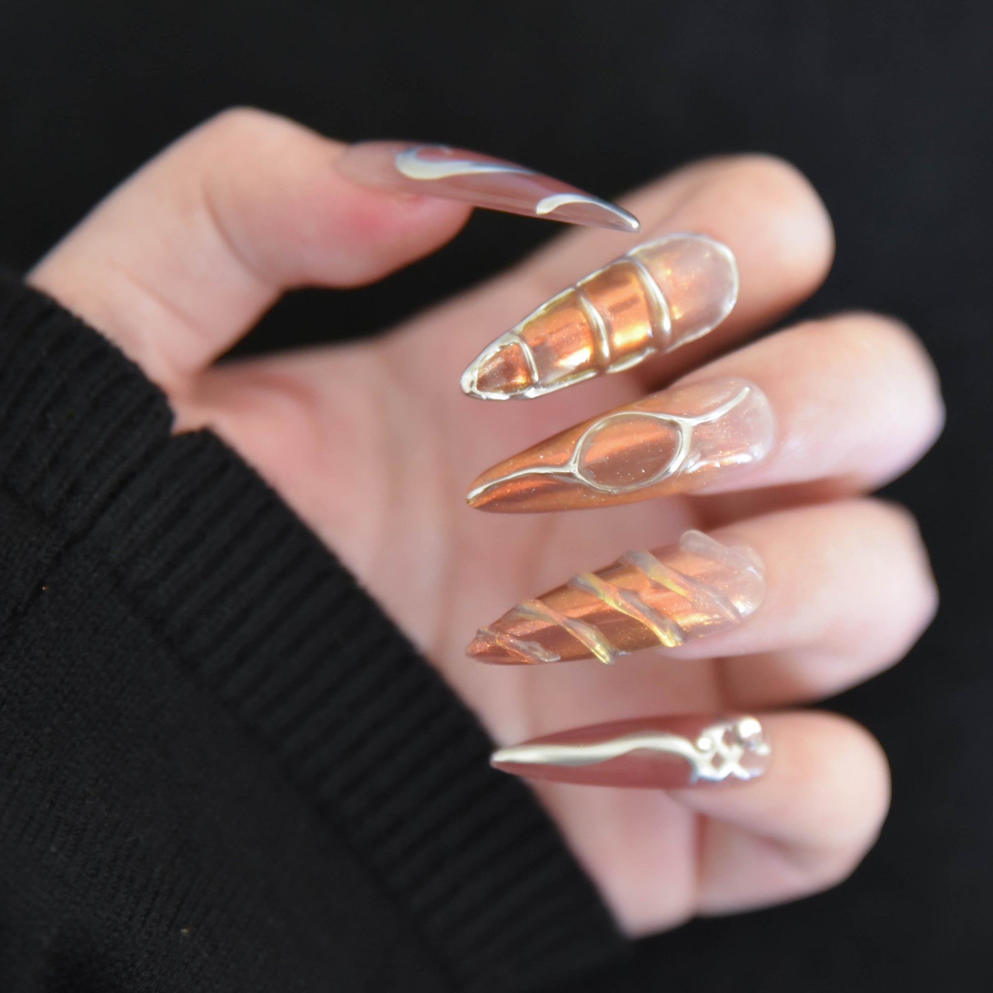 Faux ongles Stiletto à coller faits main Nailsynth – Faux ongles en or rose métallisé et argent chromé, motif cœur, lot de 10 pièces avec adhésif, bâton de manucure et lime à ongles inclus