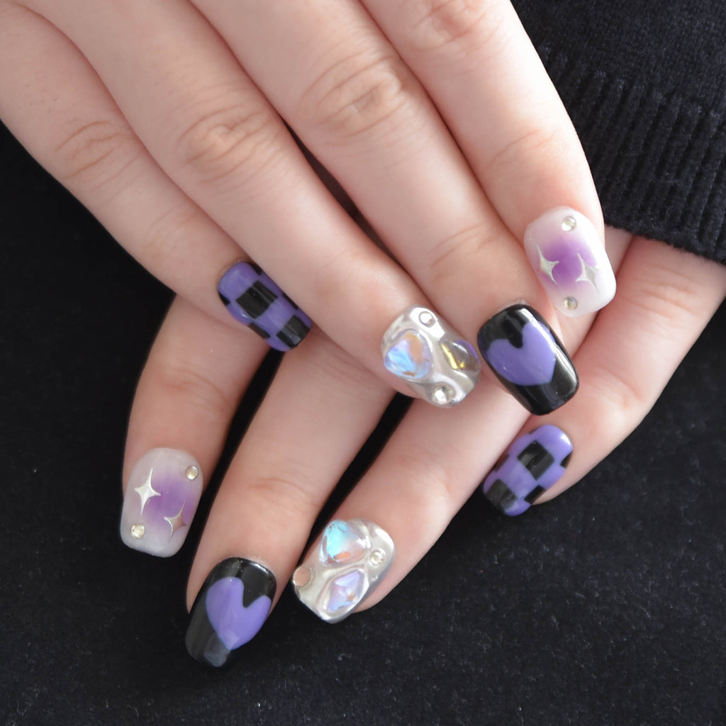Faux ongles carrés faits main Nailsynth – Violet audacieux et argenté avec pierres précieuses 3D et cœurs. Lot de 10 faux ongles avec colle à ongles, bâton de manucure et lime à ongles inclus.