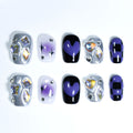 Faux ongles carrés faits main Nailsynth – Violet audacieux et argenté avec pierres précieuses 3D et cœurs. Lot de 10 faux ongles avec colle à ongles, bâton de manucure et lime à ongles inclus.