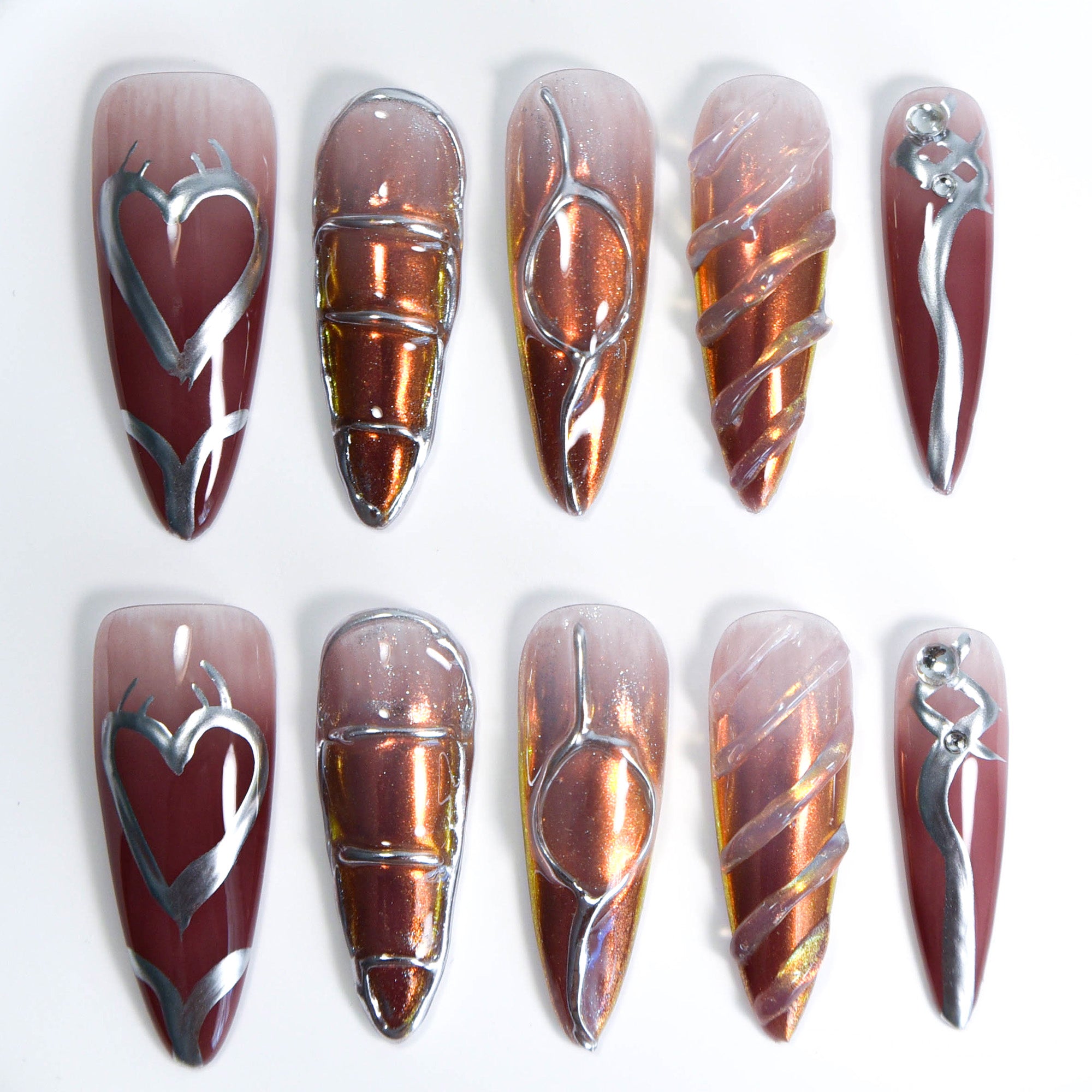 Faux ongles Stiletto à coller faits main Nailsynth – Faux ongles en or rose métallisé et argent chromé, motif cœur, lot de 10 pièces avec adhésif, bâton de manucure et lime à ongles inclus