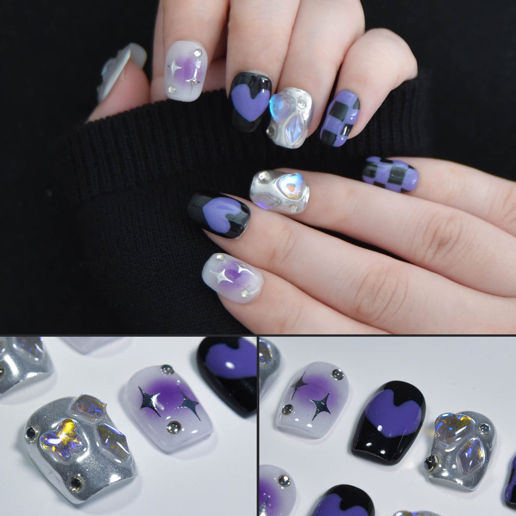 Faux ongles carrés faits main Nailsynth – Violet audacieux et argenté avec pierres précieuses 3D et cœurs. Lot de 10 faux ongles avec colle à ongles, bâton de manucure et lime à ongles inclus.