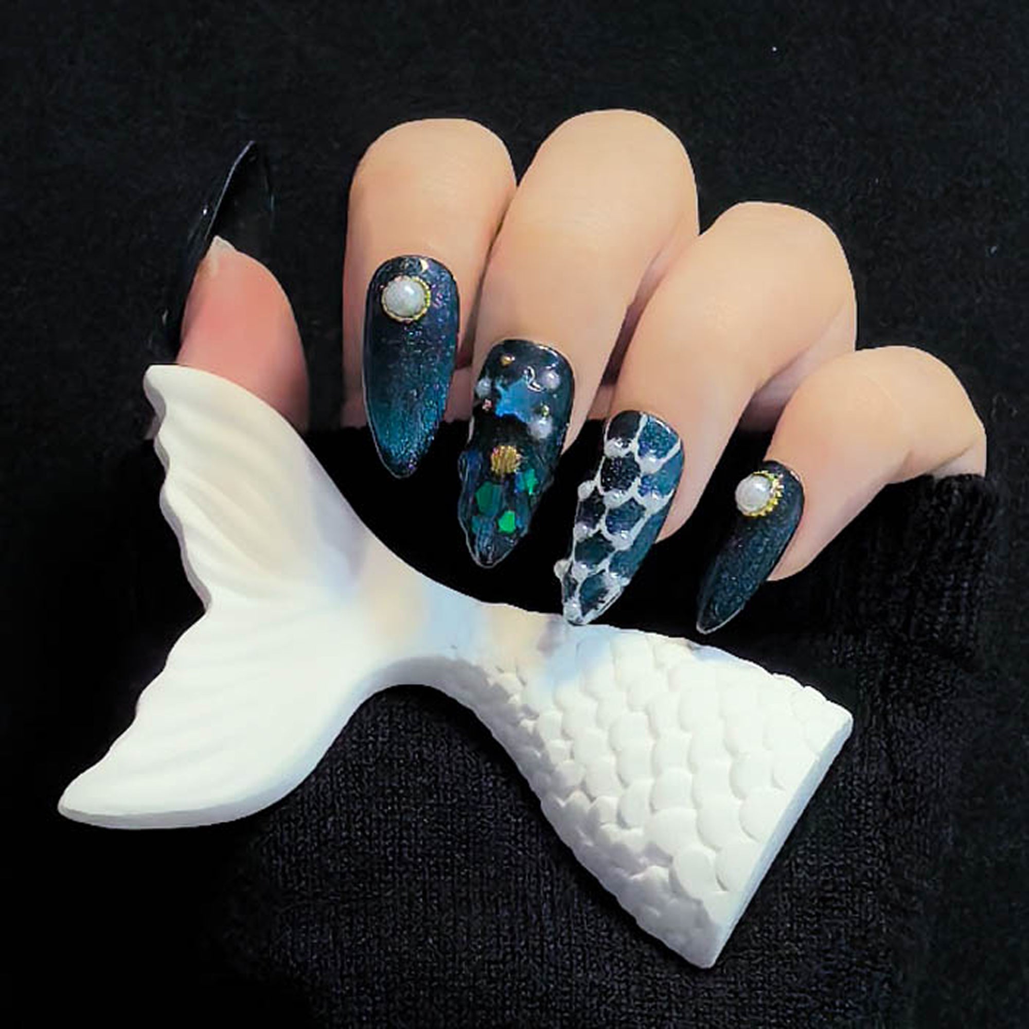 Faux ongles à coller Nailsynth – Thème sirène cosmique avec paillettes, perles et accents océaniques 3D, lot de 10 faux ongles tendance, adhésif, bâton de manucure et lime à ongles inclus