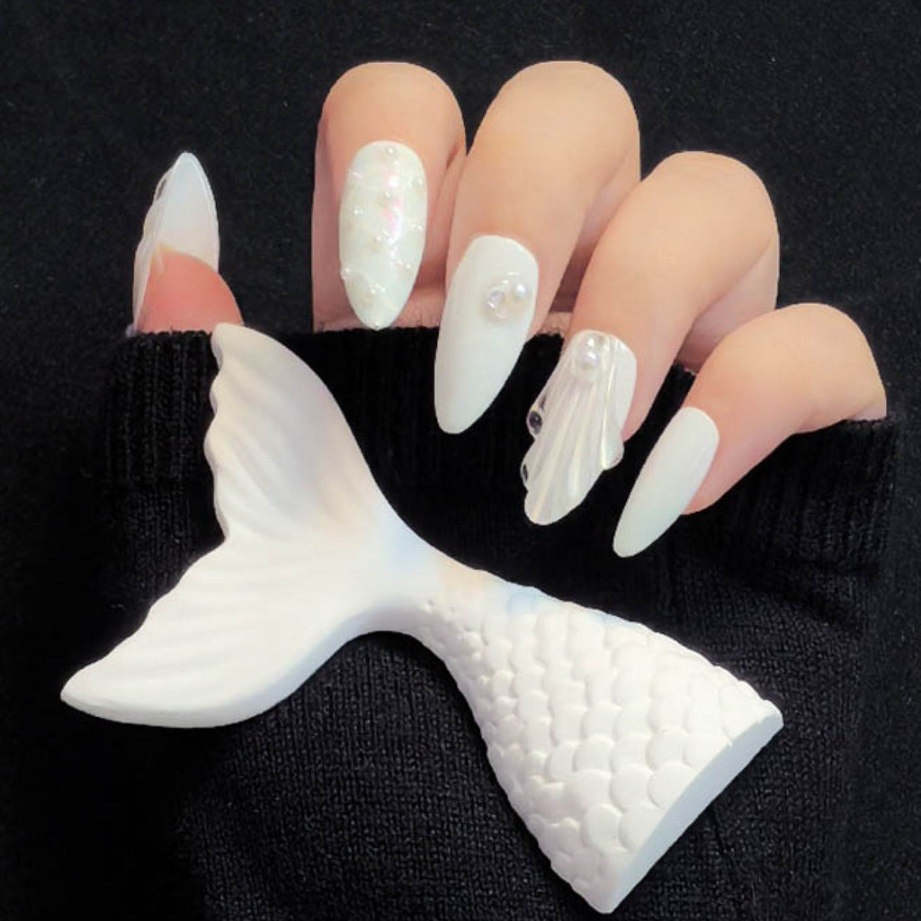 Faux ongles à coller Nailsynth – Élégant thème sirène blanche nacré avec coquillages 3D et perles, lot de 10 faux ongles tendance, colle à ongles, bâton de manucure et lime à ongles inclus.