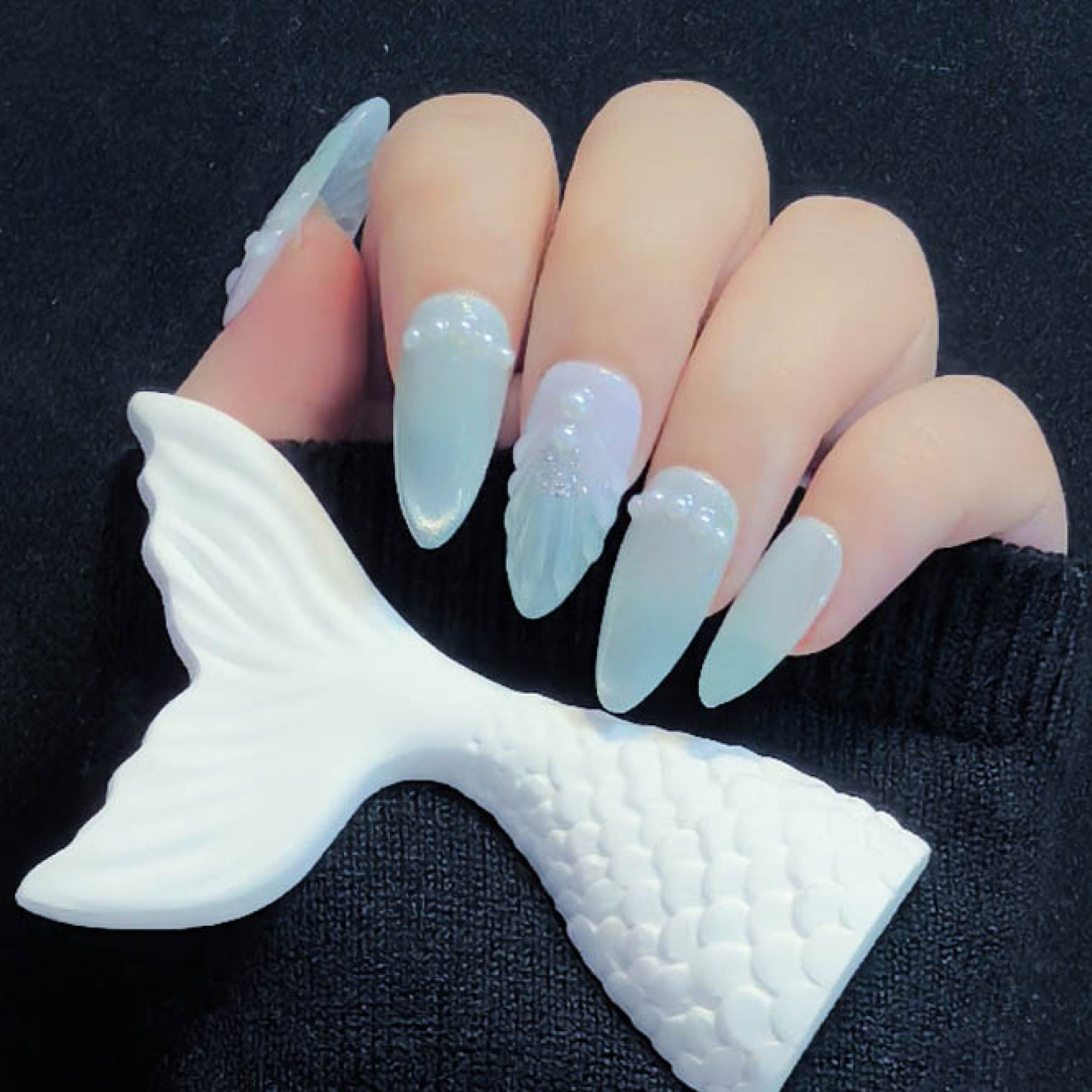 Faux ongles autocollants Nailsynth – Thème sirène bleu océan avec coquillages 3D, perles et paillettes, lot de 10 faux ongles tendance, adhésif, bâton de manucure et lime à ongles inclus.