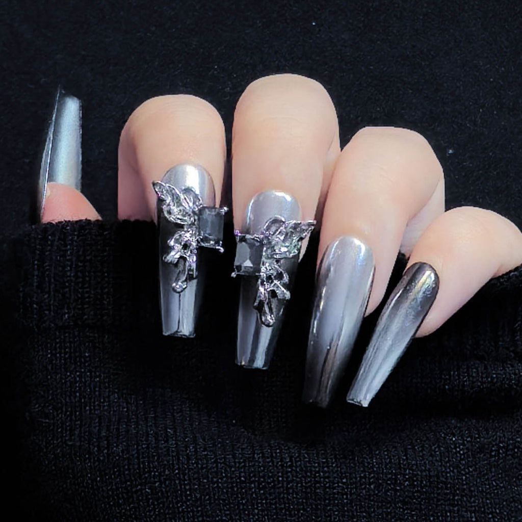 Faux ongles à coller Nailsynth – Chrome argenté gothique avec motifs féeriques et pierres précieuses 3D, lot de 10 faux ongles tendance, adhésif, bâton de manucure et lime à ongles inclus.
