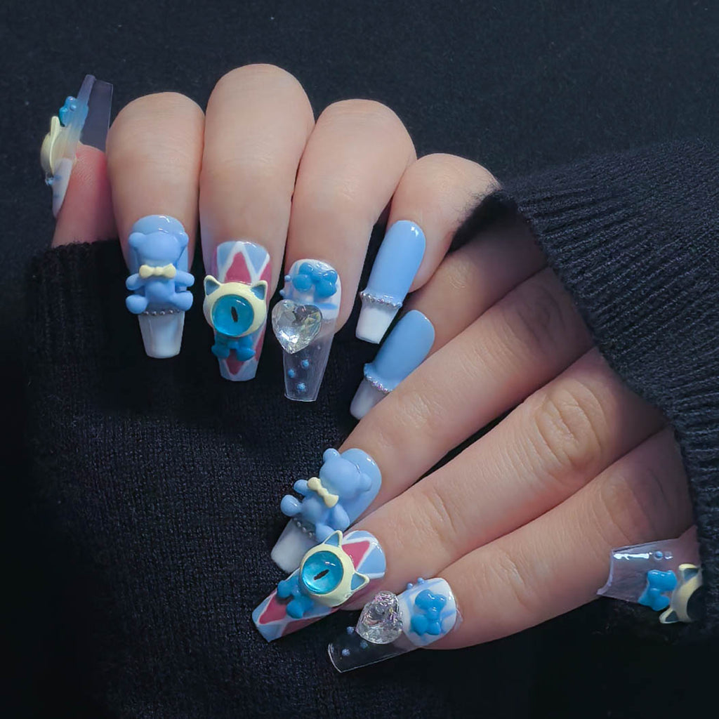 Faux ongles à coller Nailsynth – Motif petit monstre 3D œil bleu et ourson avec pierres précieuses et nœuds, lot de 10 faux ongles tendance, adhésif, bâton de manucure et lime à ongles inclus.