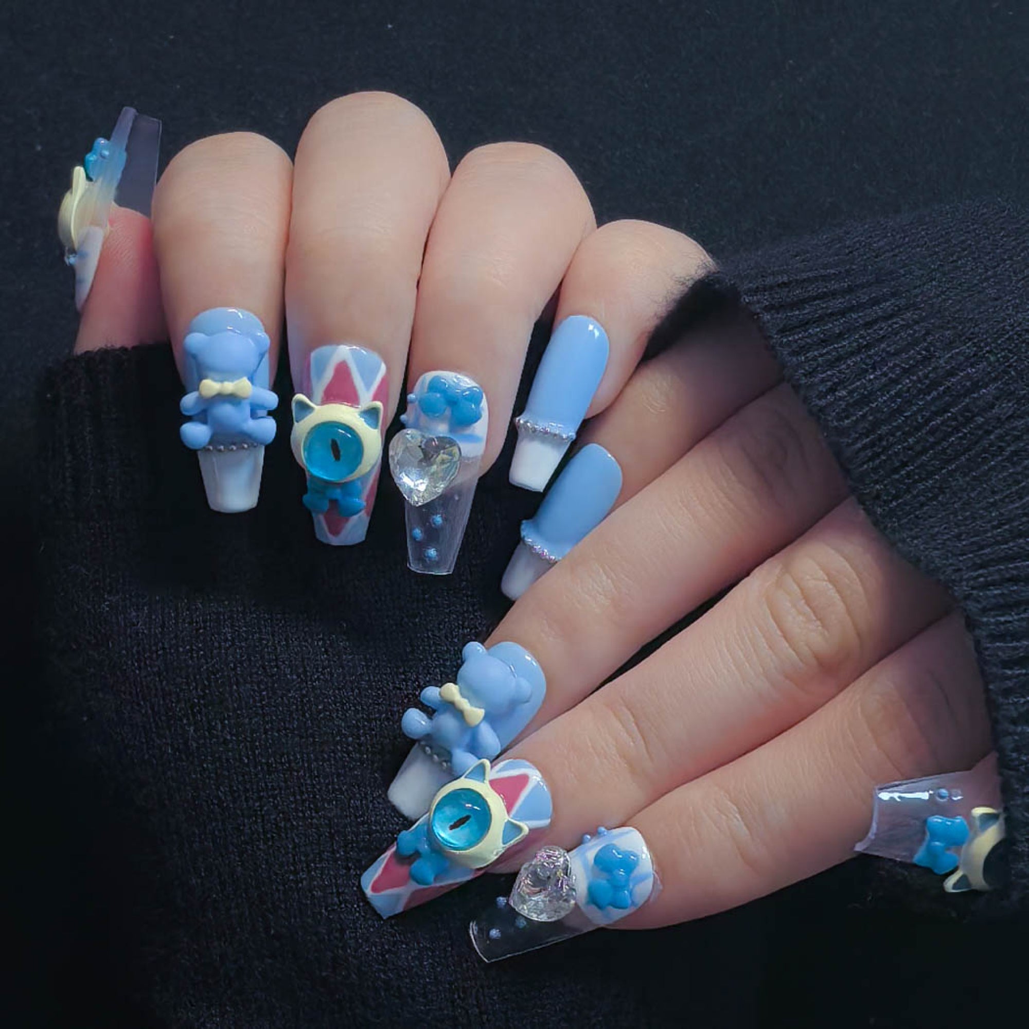 Faux ongles à coller Nailsynth – Motif petit monstre 3D œil bleu et ourson avec pierres précieuses et nœuds, lot de 10 faux ongles tendance, adhésif, bâton de manucure et lime à ongles inclus.