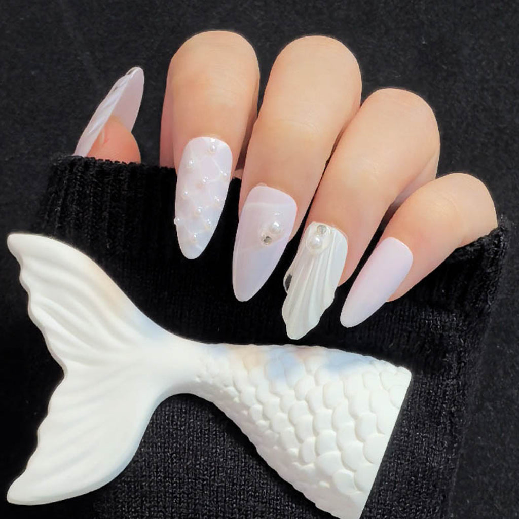 Faux ongles à coller Nailsynth – Thème sirène rose pâle avec coquillages 3D et perles, lot de 10 faux ongles tendance, colle à ongles, bâton de manucure et lime à ongles inclus.