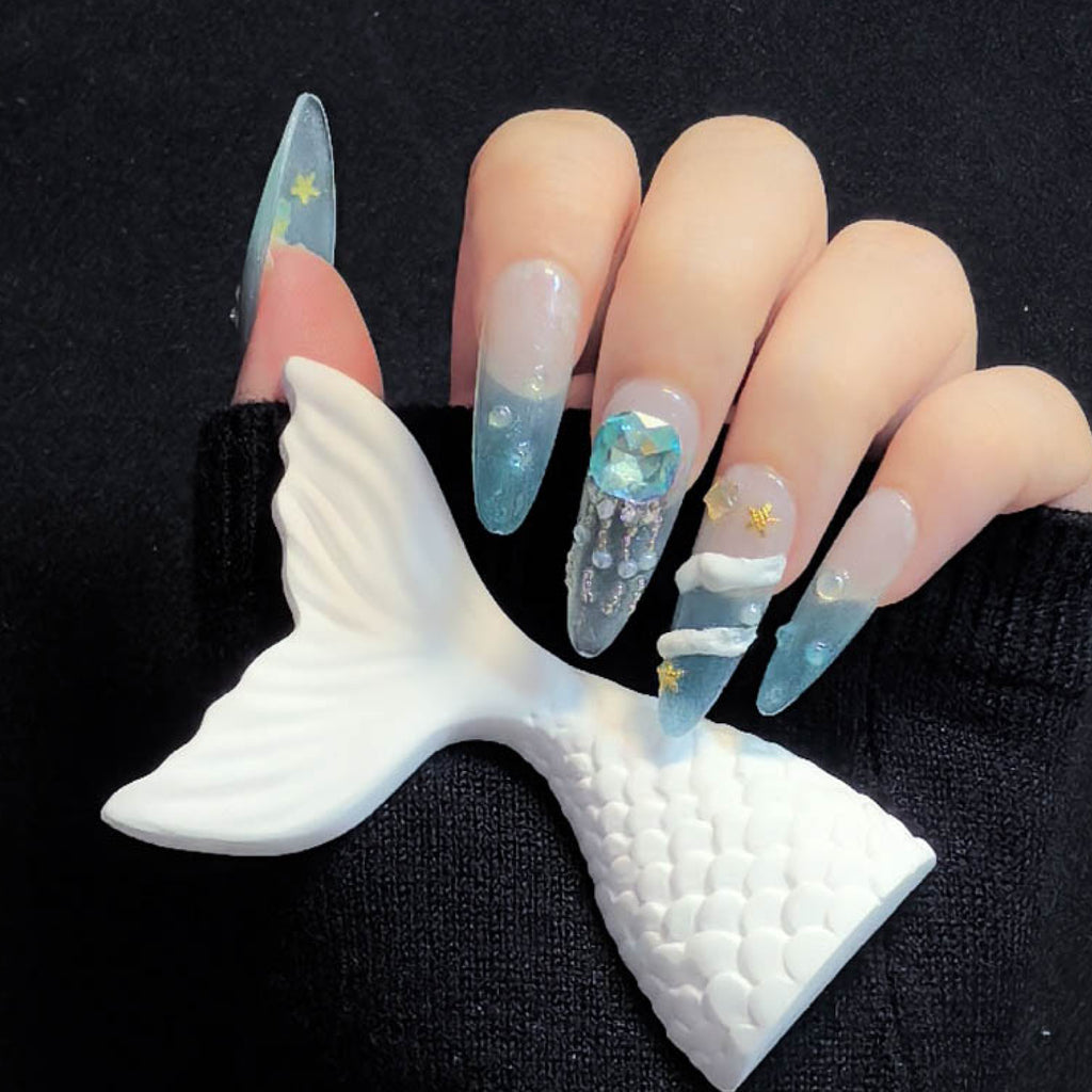 Faux ongles à coller Nailsynth – Thème sirène océan luxueux avec pierres précieuses 3D, perles et étoiles de mer, lot de 10 faux ongles tendance, adhésif, bâton de manucure et lime à ongles inclus.