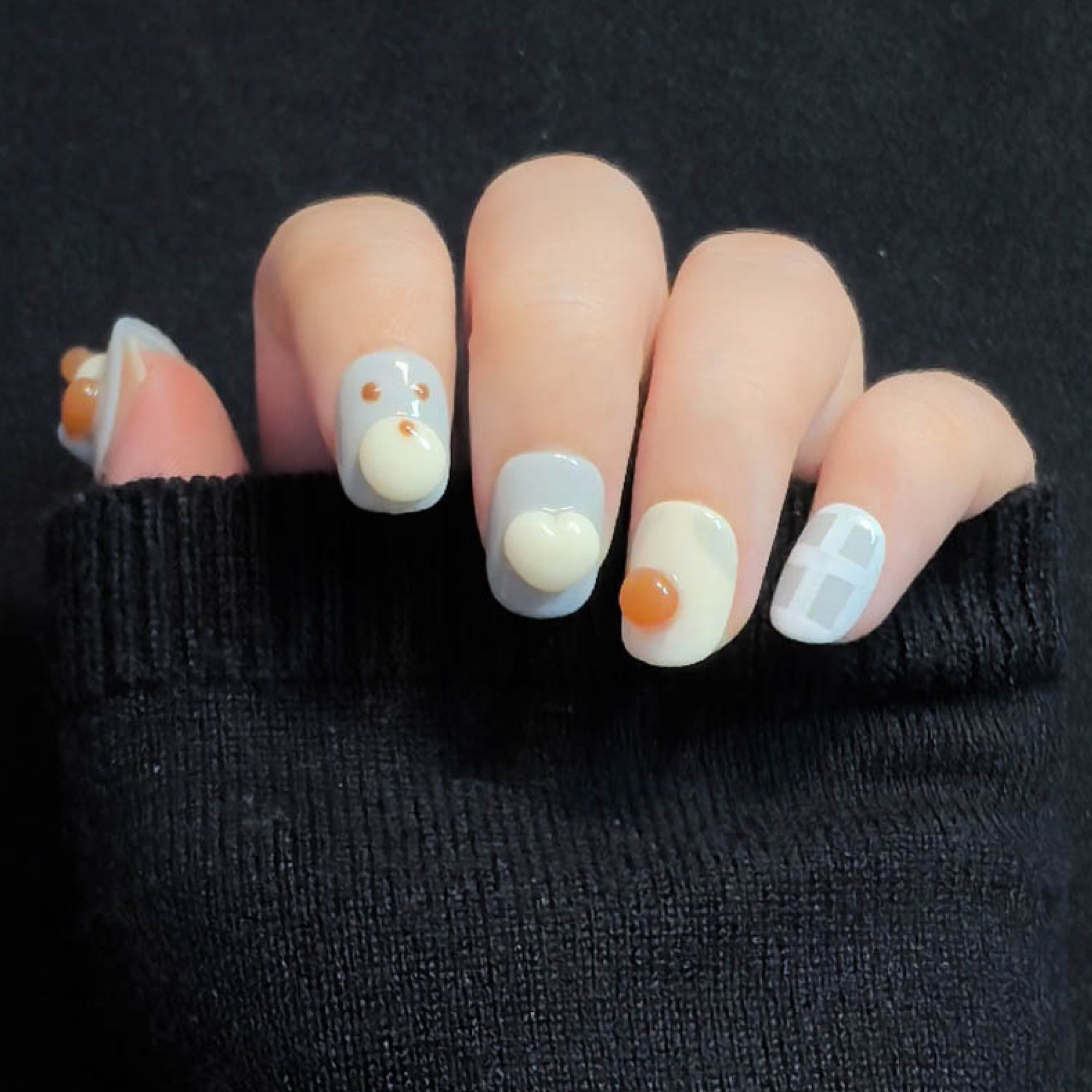 Faux ongles à coller Nailsynth – Adorable motif chiot et cœur 3D aux tons gris et crème doux, lot de 10 faux ongles tendance, adhésif, bâton de manucure et lime à ongles inclus.