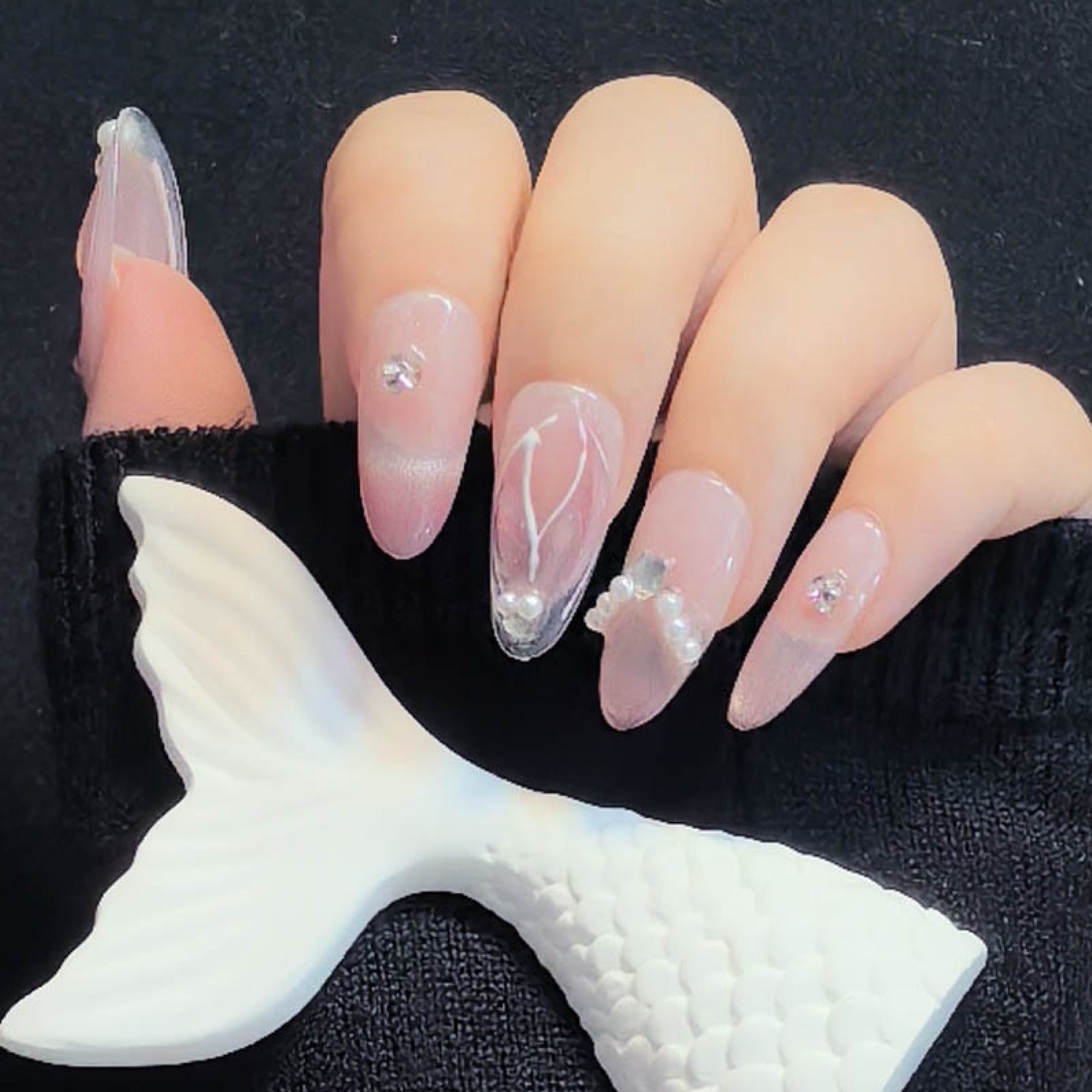 Faux ongles à coller Nailsynth – Élégants reflets or rose avec des touches florales et nacrées en 3D, lot de 10 faux ongles tendance, adhésif, bâton de manucure et lime à ongles inclus.