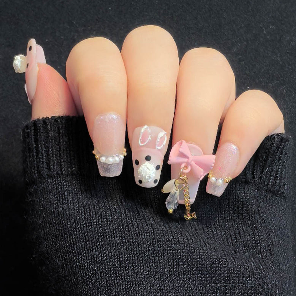 Faux ongles à coller Nailsynth – Adorables breloques 3D en forme de lapin et de nœud avec perles et paillettes, lot de 10 faux ongles tendance, adhésif, bâton de manucure et lime à ongles inclus.