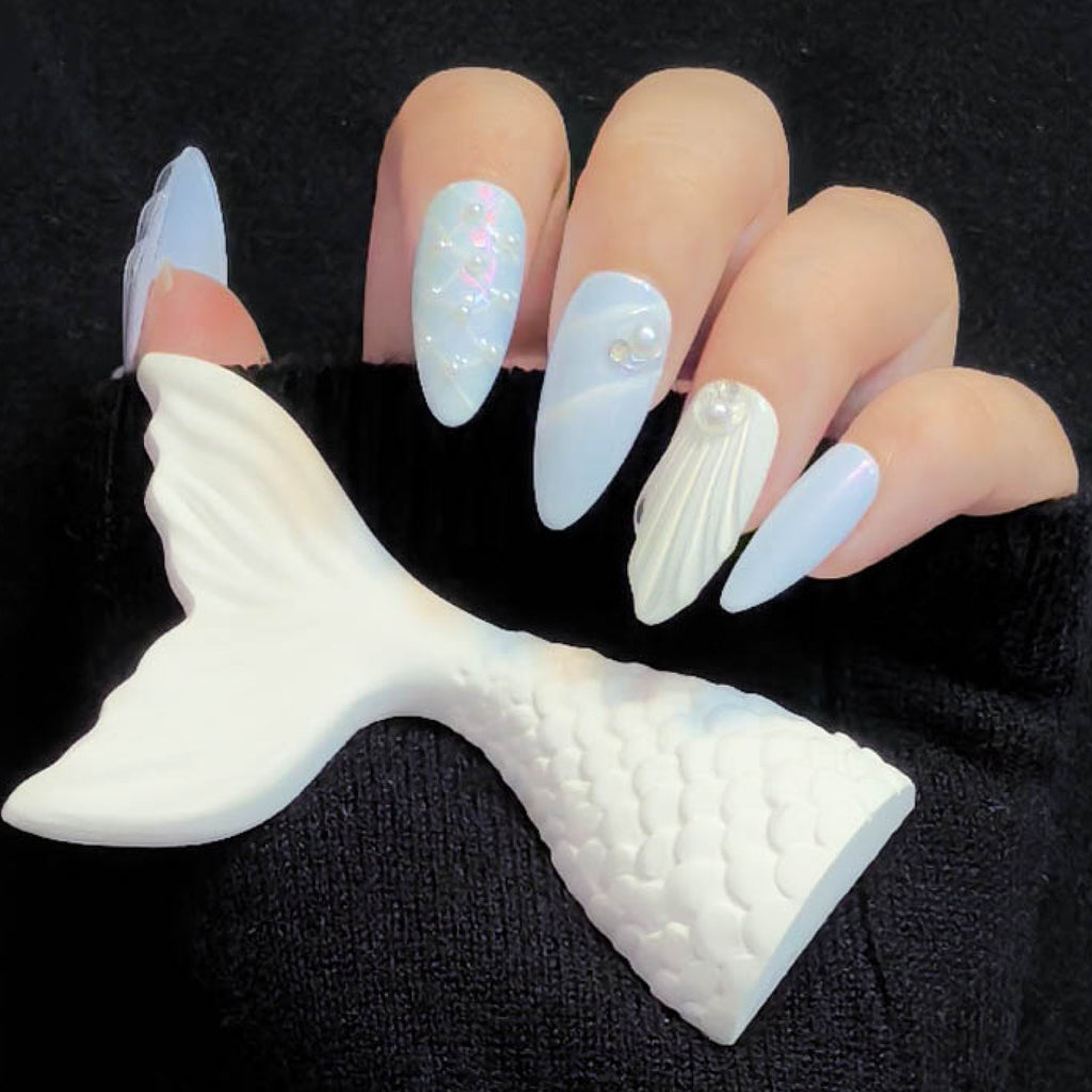 Faux ongles à coller Nailsynth – Élégant thème sirène perlée avec coquillages et détails 3D, lot de 10 faux ongles tendance, adhésif, bâton de manucure et lime à ongles inclus.