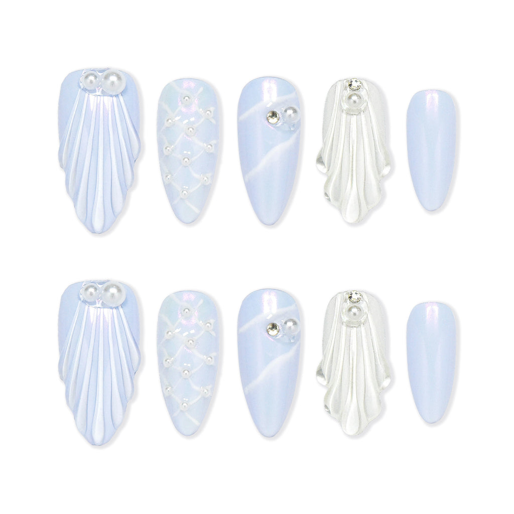 Faux ongles à coller Nailsynth – Élégant thème sirène perlée avec coquillages et détails 3D, lot de 10 faux ongles tendance, adhésif, bâton de manucure et lime à ongles inclus.