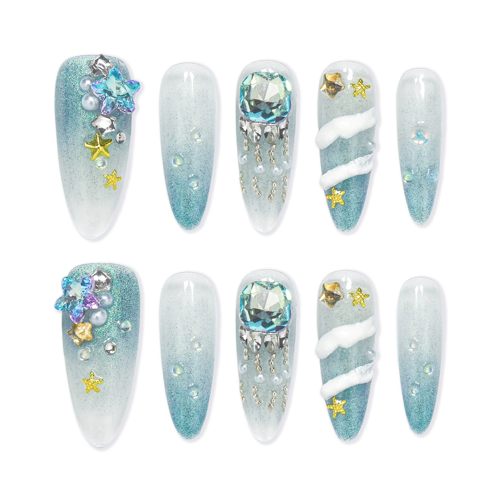 Faux ongles à coller Nailsynth – Thème sirène océan luxueux avec pierres précieuses 3D, perles et étoiles de mer, lot de 10 faux ongles tendance, adhésif, bâton de manucure et lime à ongles inclus.