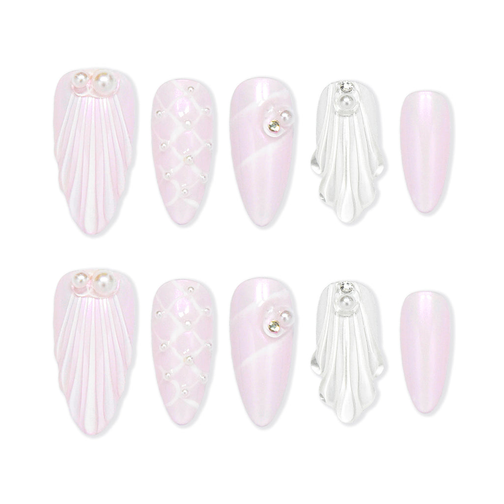 Faux ongles à coller Nailsynth – Thème sirène rose pâle avec coquillages 3D et perles, lot de 10 faux ongles tendance, colle à ongles, bâton de manucure et lime à ongles inclus.