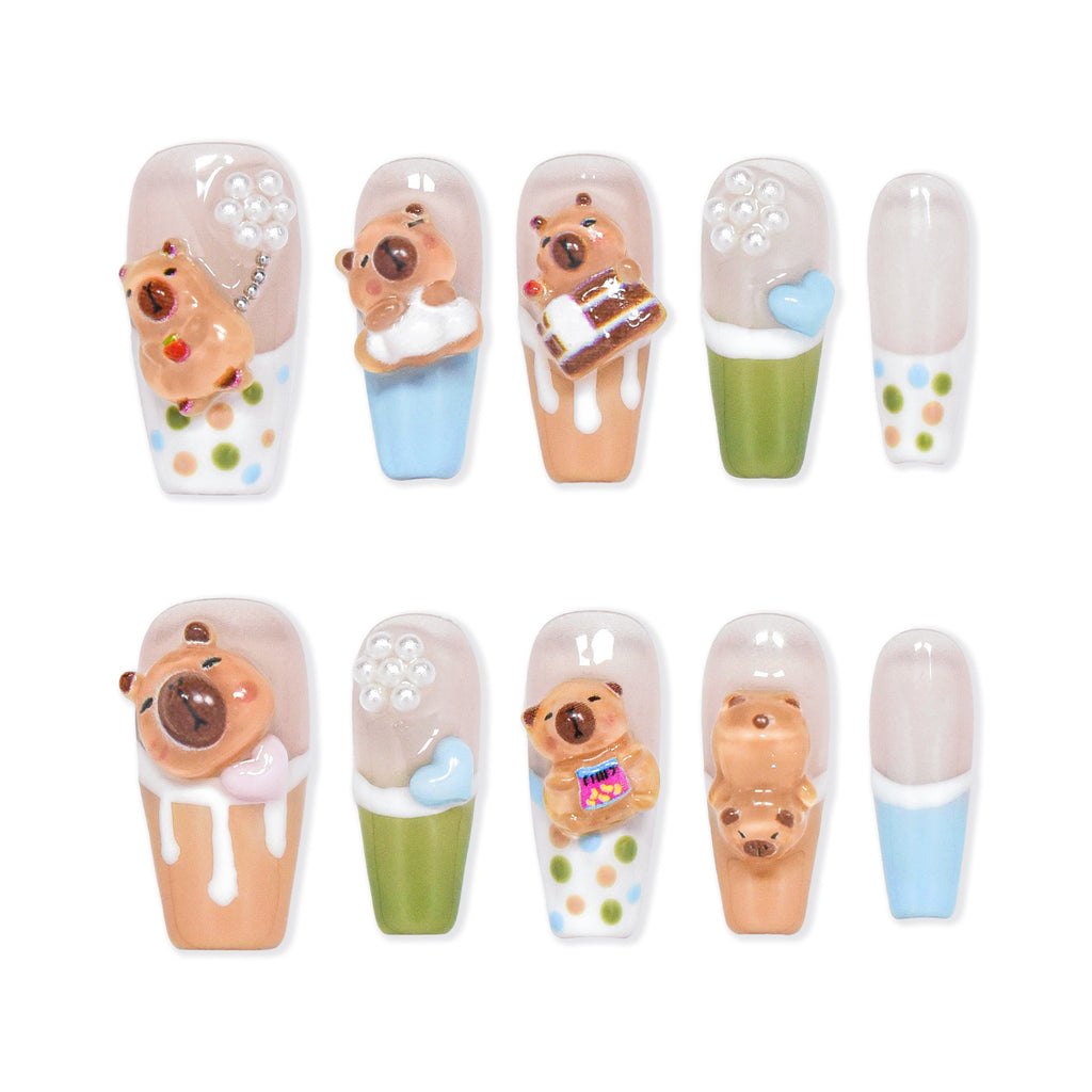 Ongles à coller Nailsynth – Adorables ongles 3D sur le thème du Capybara et du Dessert avec des touches de perles, faux ongles tendance, lot de 10 pièces, adhésif, bâton de manucure et lime à ongles inclus.