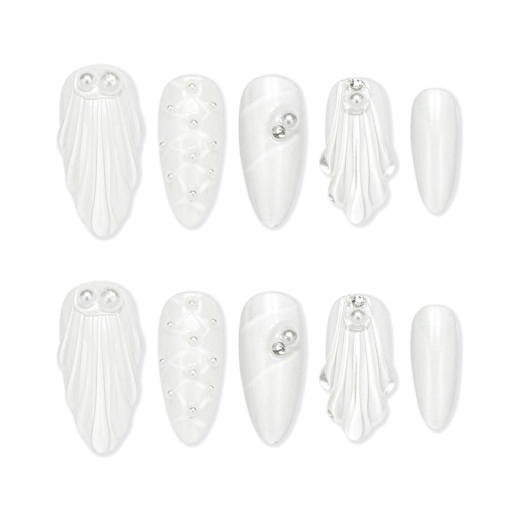 Faux ongles à coller Nailsynth – Élégant thème sirène blanche nacré avec coquillages 3D et perles, lot de 10 faux ongles tendance, colle à ongles, bâton de manucure et lime à ongles inclus.
