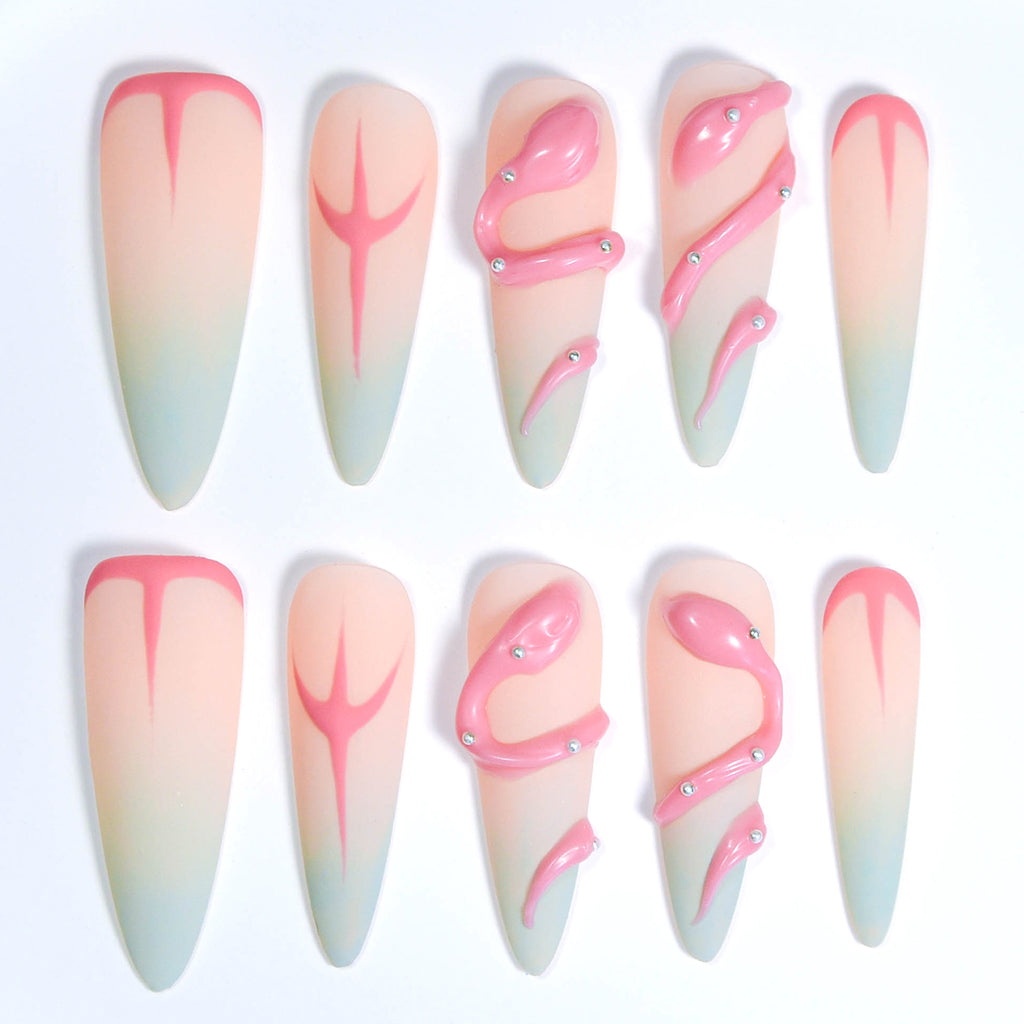 Faux ongles Stiletto à coller faits main par Nailsynth – Dégradé mat artistique avec motif serpent rose 3D, lot de 10 pièces avec adhésif, bâton de manucure et lime à ongles inclus.