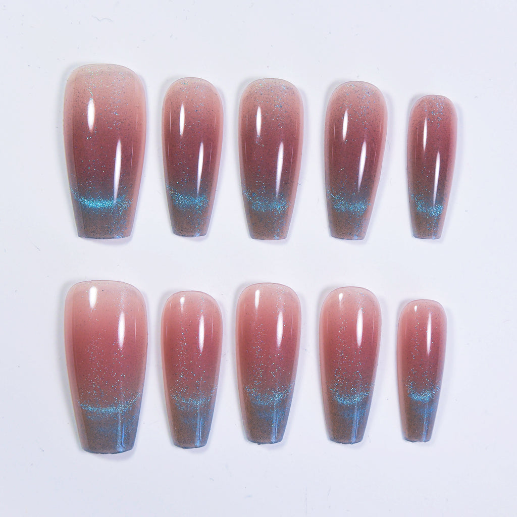 Faux ongles cercueil à coller faits main Nailsynth – Élégants faux ongles à paillettes dégradées roses et bleues, lot de 10 pièces avec adhésif à ongles, bâton de manucure et lime à ongles inclus.