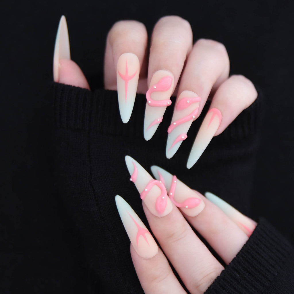 Faux ongles Stiletto à coller faits main par Nailsynth – Dégradé mat artistique avec motif serpent rose 3D, lot de 10 pièces avec adhésif, bâton de manucure et lime à ongles inclus.